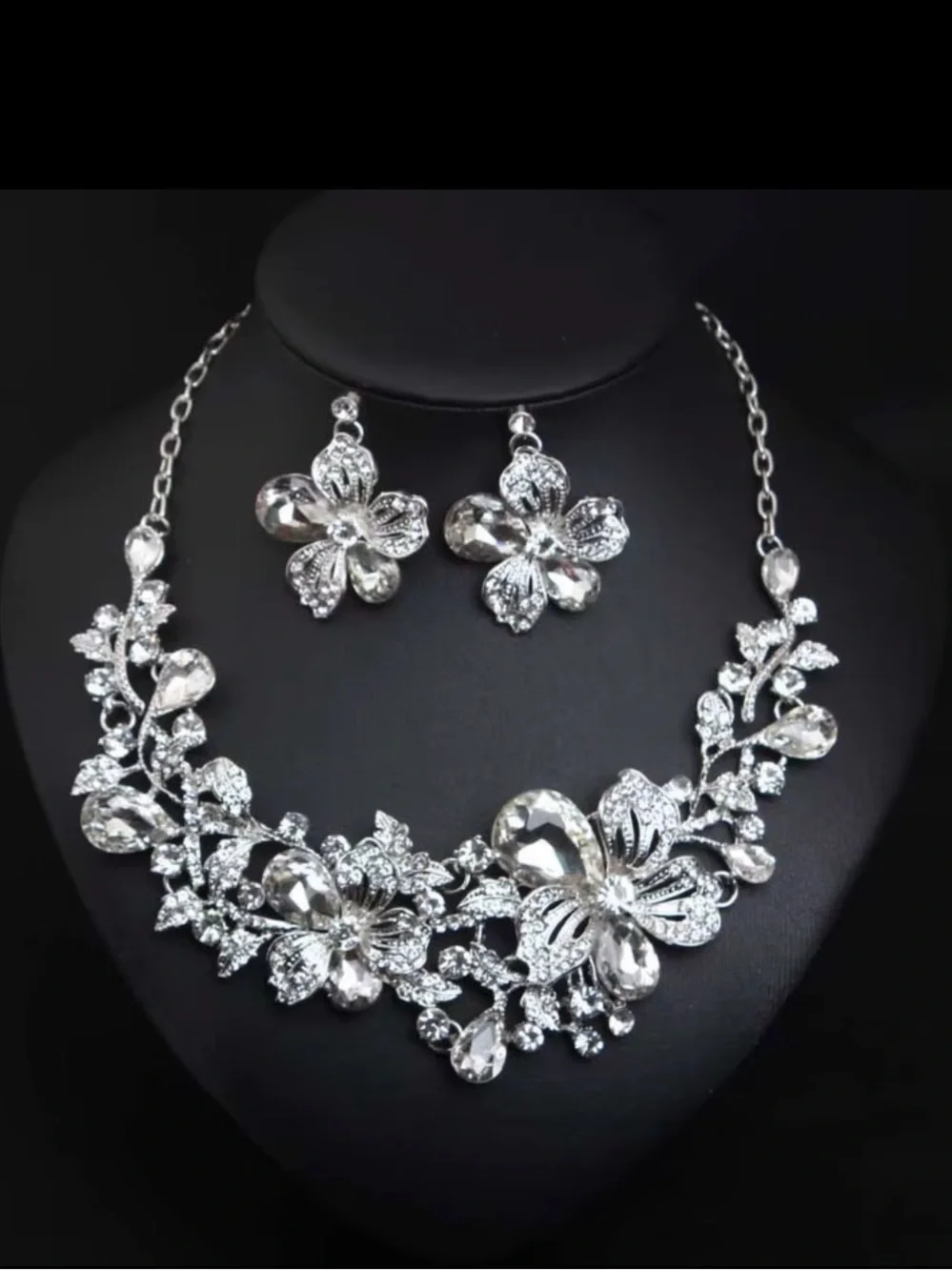 Fashion Jewelry Silver Crystal Floral Statement Necklace with Matching Earrings